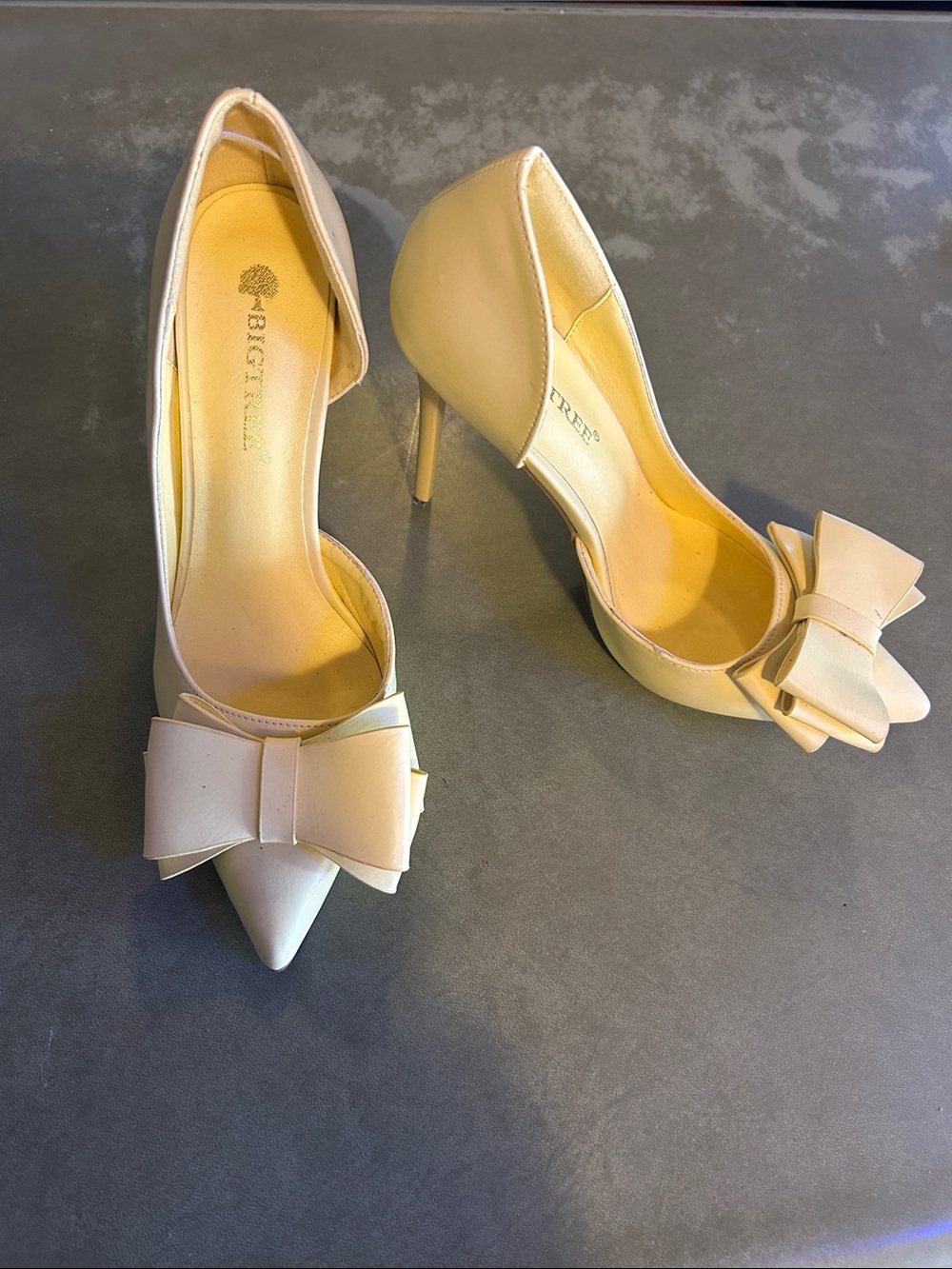 Pointed-Toe Bow Pumps in Cream by Big Tree